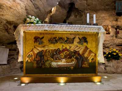 Sullo sfondo � situato l�altare, rivestito da una pala lignea arrivata nel 2010 dal monte Athos...